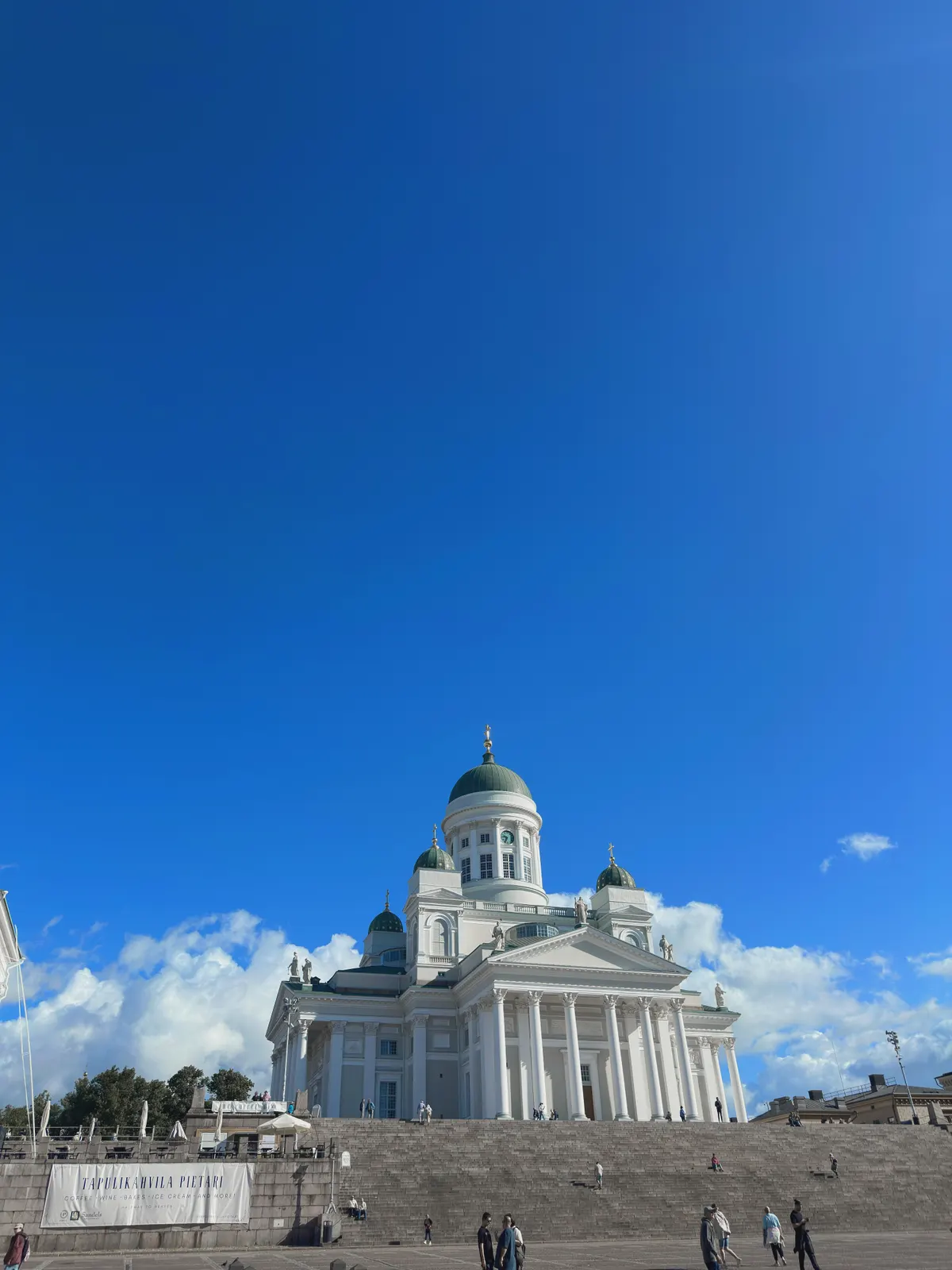 Der Dom von Helsinki vor tiefblauem Himmel